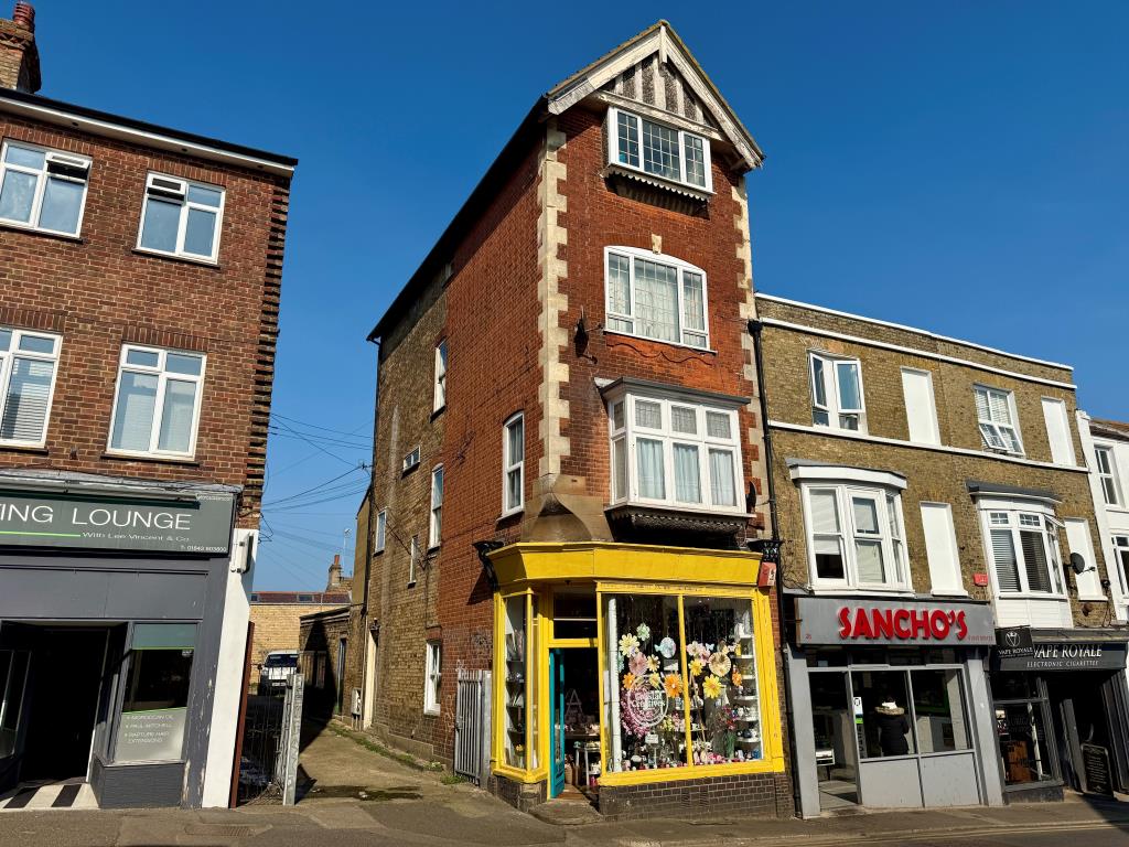 Lot: 49 - MIXED USE INVESTMENT IN TOWN CENTRE - Mixed use property in town centre